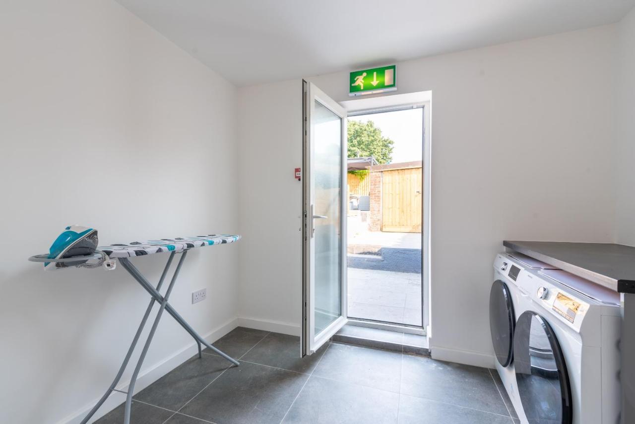 Exquisite Cardiff Apartments- With Garden Lounge & Games Room ภายนอก รูปภาพ