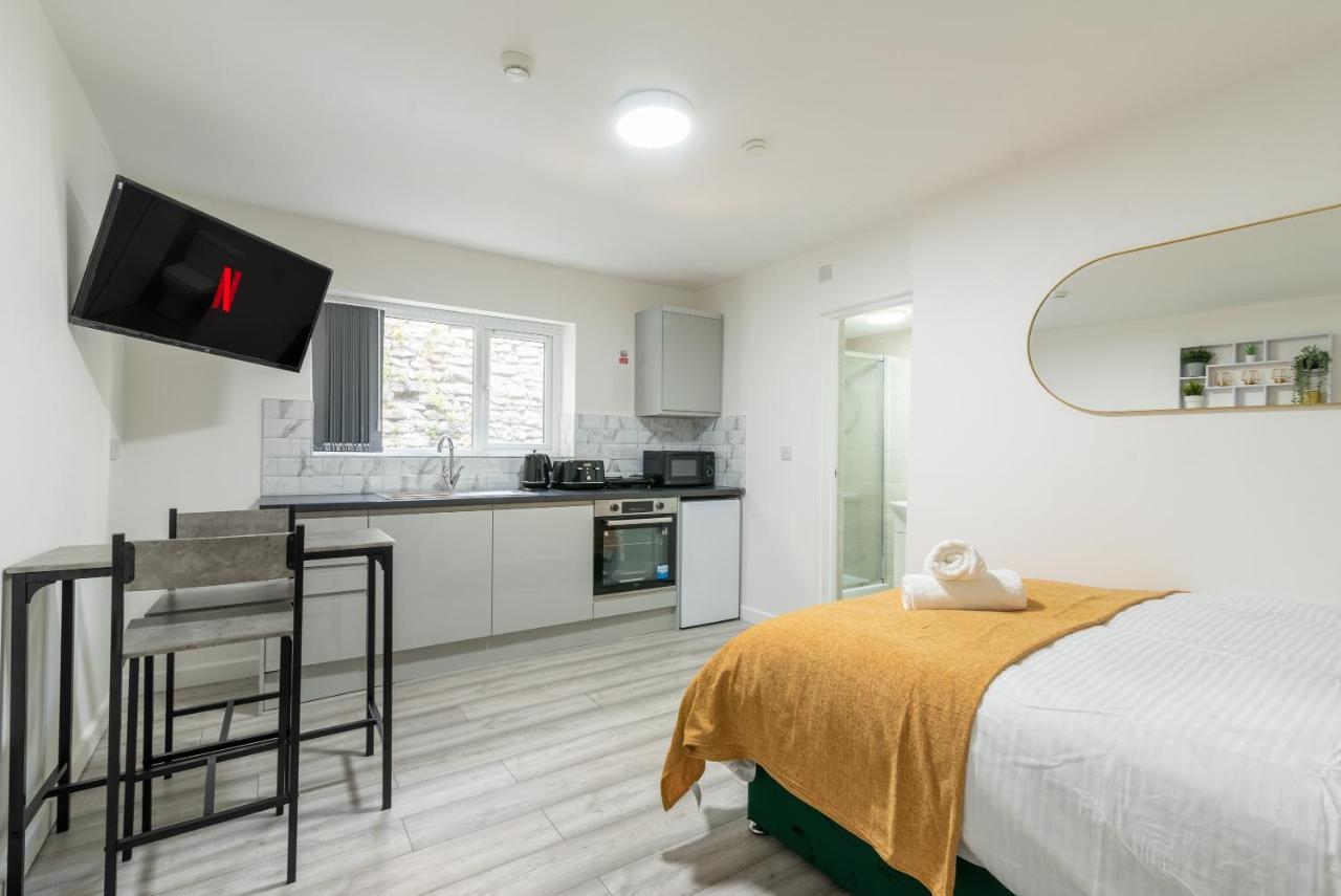 Exquisite Cardiff Apartments- With Garden Lounge & Games Room ภายนอก รูปภาพ